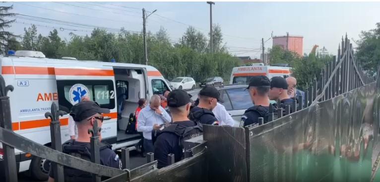 Scandal la un azil din Râmnicu Vâlcea. Patronii nu vor să deschidă porţile ca autorităţile să preia bătrânii 845925