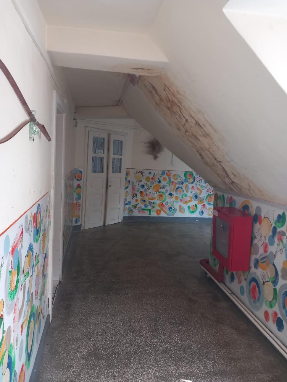 Saltele distruse, pereţi mucegăiţi, mâncare alterată. 19 copii evacuaţi de urgenţă din două centre de plasament din Timiş 845942