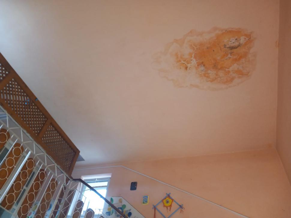 Saltele distruse, pereţi mucegăiţi, mâncare alterată. 19 copii evacuaţi de urgenţă din două centre de plasament din Timiş 845946