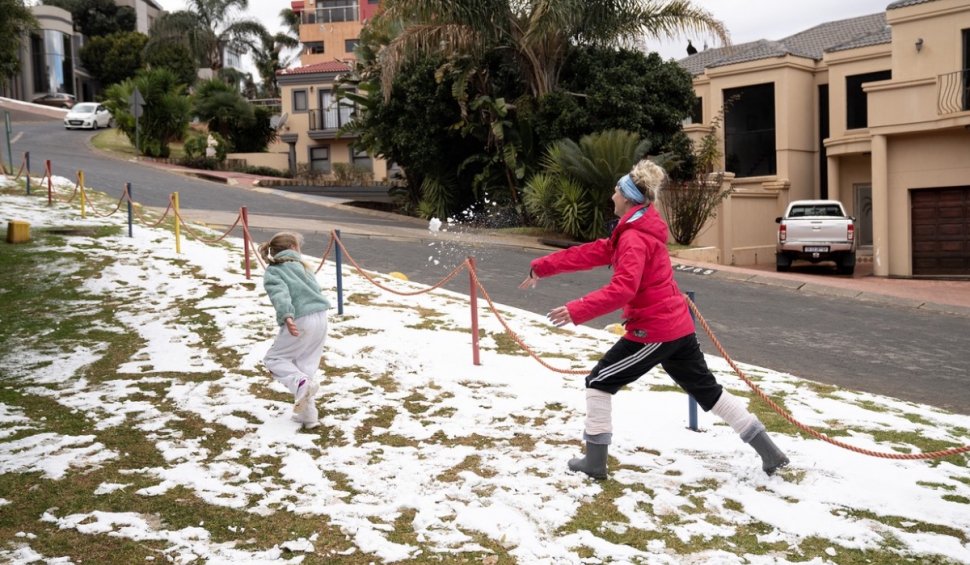 Fenomen meteo rar, în Africa de Sud! A nins pentru prima dată în 11 ani | Imagini cu emoția copiilor care nu au mai văzut zăpadă