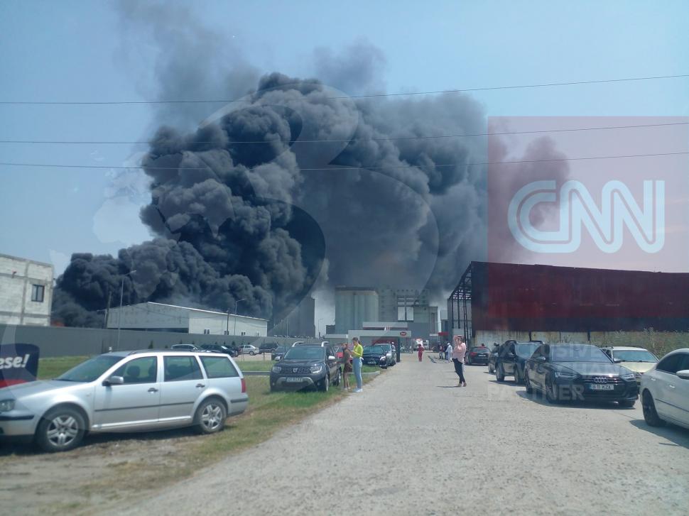 Incendiu puternic la o hală din Caracal! Un tânăr a fost scos din foc și dus la spital cu arsuri 845879