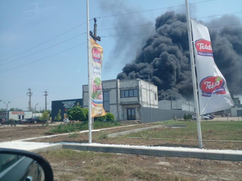 Incendiu puternic la o hală din Caracal! Un tânăr a fost scos din foc și dus la spital cu arsuri 845880