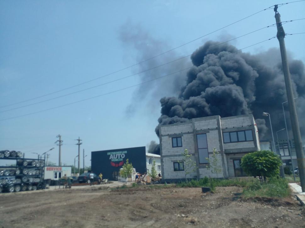 Incendiu puternic la o hală din Caracal! Un tânăr a fost scos din foc și dus la spital cu arsuri 845881