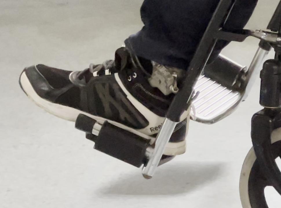 Un bărbat din Botoşani a râs când un prieten i-a pus cătuşe la un picior, dar a început să plângă când a aflat că nu are chei 846040