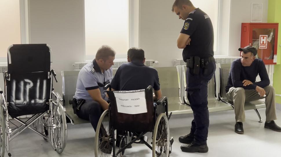 Un bărbat din Botoşani a râs când un prieten i-a pus cătuşe la un picior, dar a început să plângă când a aflat că nu are chei 846041