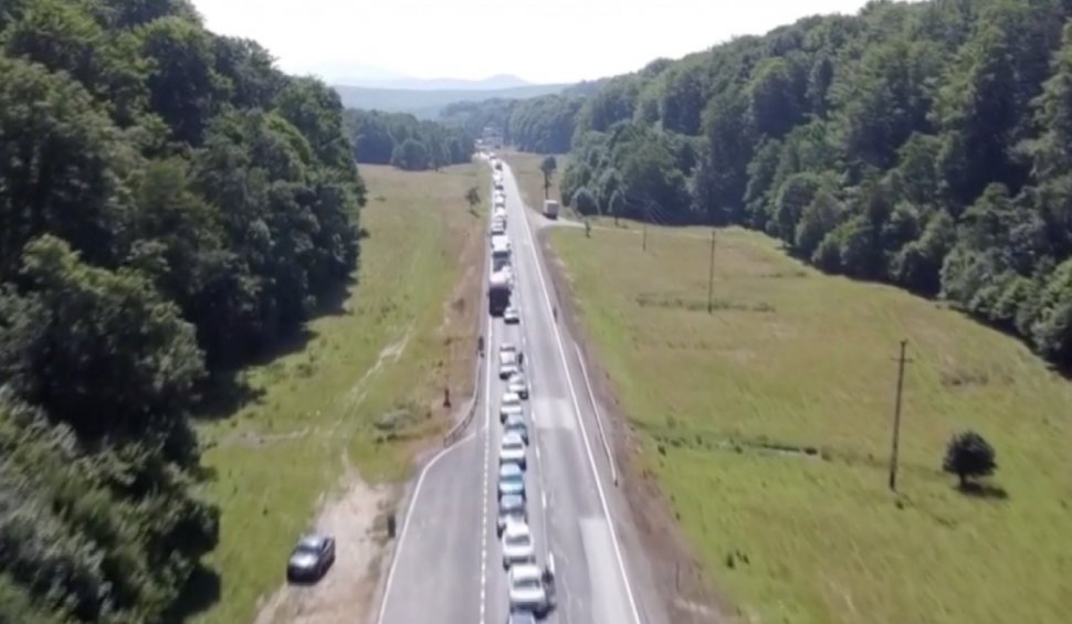 Blocaj în trafic, între Făgăraș și Brașov! Șute de mașini stau în cozi kilometrice, din cauza lucrărilor la drum