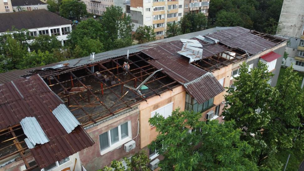 Imaginile dezastrului. Furtuna a distrus într-o clipă acoperișurile făcute fără autorizație, în Hunedoara 846135