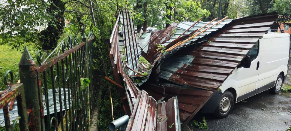 Imaginile dezastrului. Furtuna a distrus într-o clipă acoperișurile făcute fără autorizație, în Hunedoara 846136