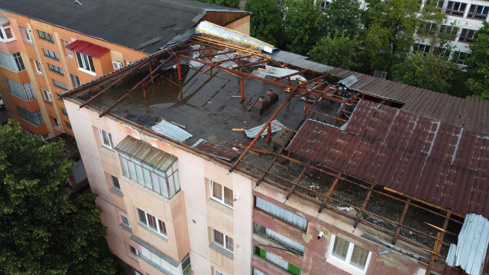 Imaginile dezastrului. Furtuna a distrus într-o clipă acoperișurile făcute fără autorizație, în Hunedoara 846137