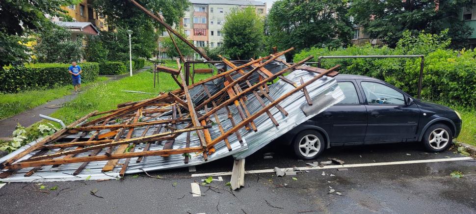 Imaginile dezastrului. Furtuna a distrus într-o clipă acoperișurile făcute fără autorizație, în Hunedoara 846138