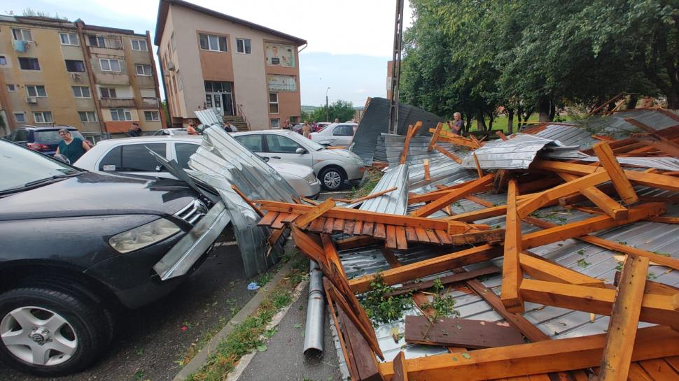 Imaginile dezastrului. Furtuna a distrus într-o clipă acoperișurile făcute fără autorizație, în Hunedoara 846139