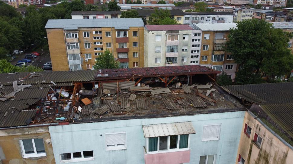 Imaginile dezastrului. Furtuna a distrus într-o clipă acoperișurile făcute fără autorizație, în Hunedoara 846140
