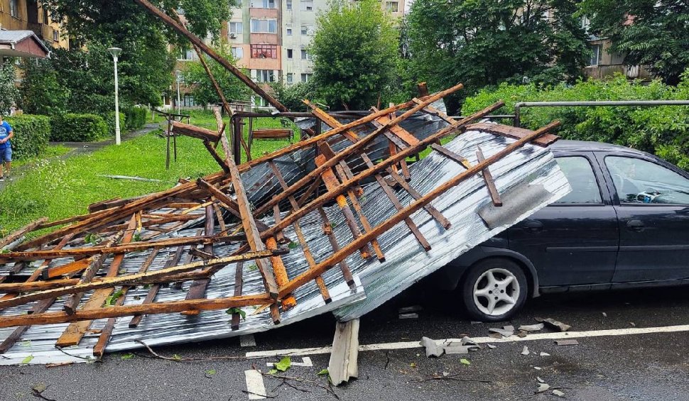 Imaginile dezastrului. Furtuna a distrus într-o clipă acoperișurile făcute fără autorizație, în Hunedoara