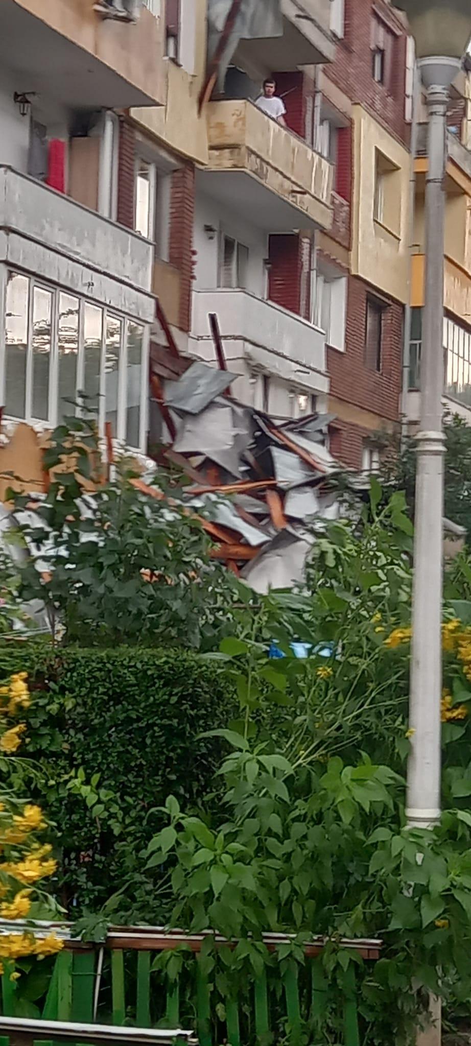 Furtuna puternică a făcut prăpăd în Hunedoara. Maşini distruse, copaci smulşi și acoperişuri luate de vânt 846101