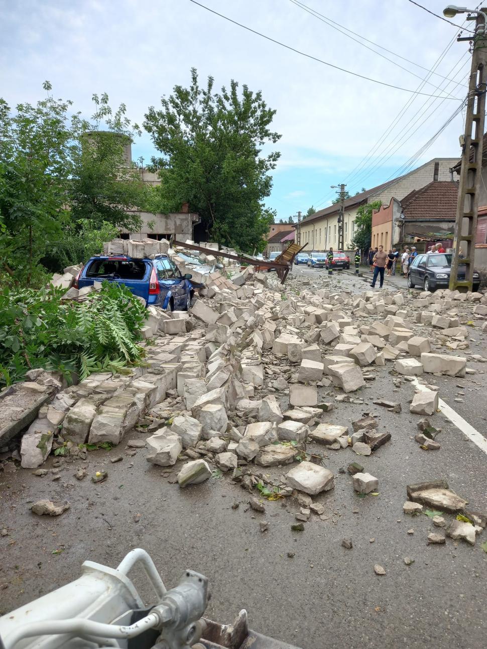 Furtuna puternică a făcut prăpăd în Hunedoara. Maşini distruse, copaci smulşi și acoperişuri luate de vânt 846102