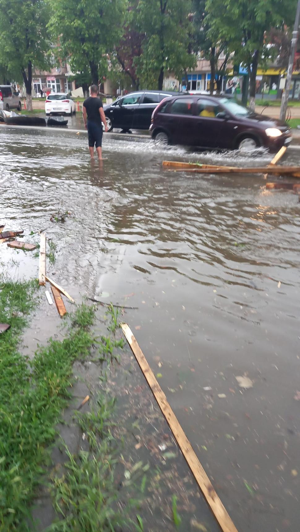 Furtuna puternică a făcut prăpăd în Hunedoara. Maşini distruse, copaci smulşi și acoperişuri luate de vânt 846103