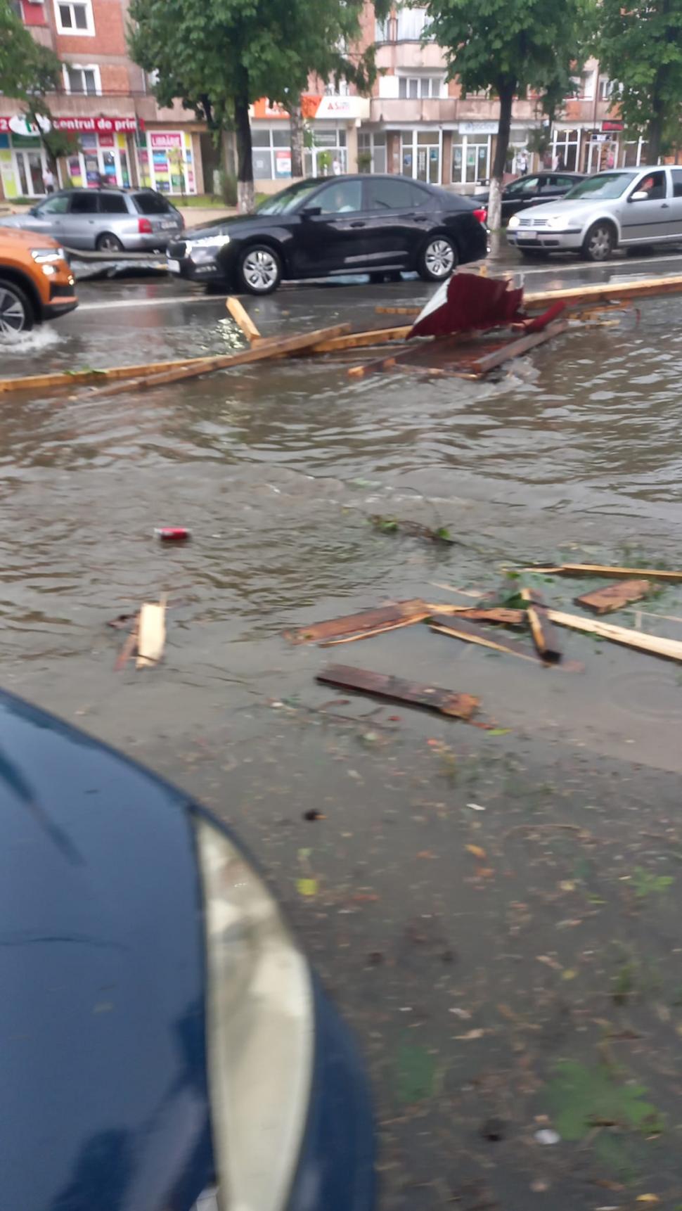 Furtuna puternică a făcut prăpăd în Hunedoara. Maşini distruse, copaci smulşi și acoperişuri luate de vânt 846104
