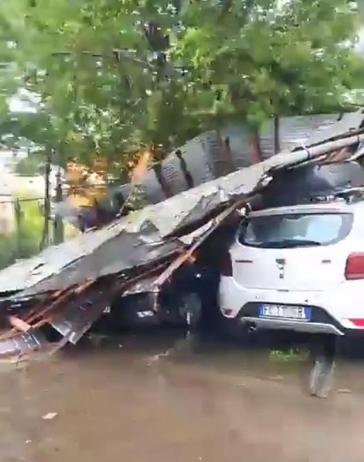 Furtuna puternică a făcut prăpăd în Hunedoara. Maşini distruse, copaci smulşi și acoperişuri luate de vânt 846105