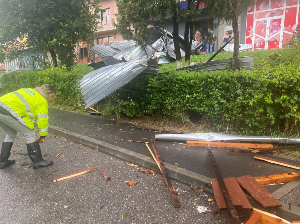 Furtuna puternică a făcut prăpăd în Hunedoara. Maşini distruse, copaci smulşi și acoperişuri luate de vânt 846107