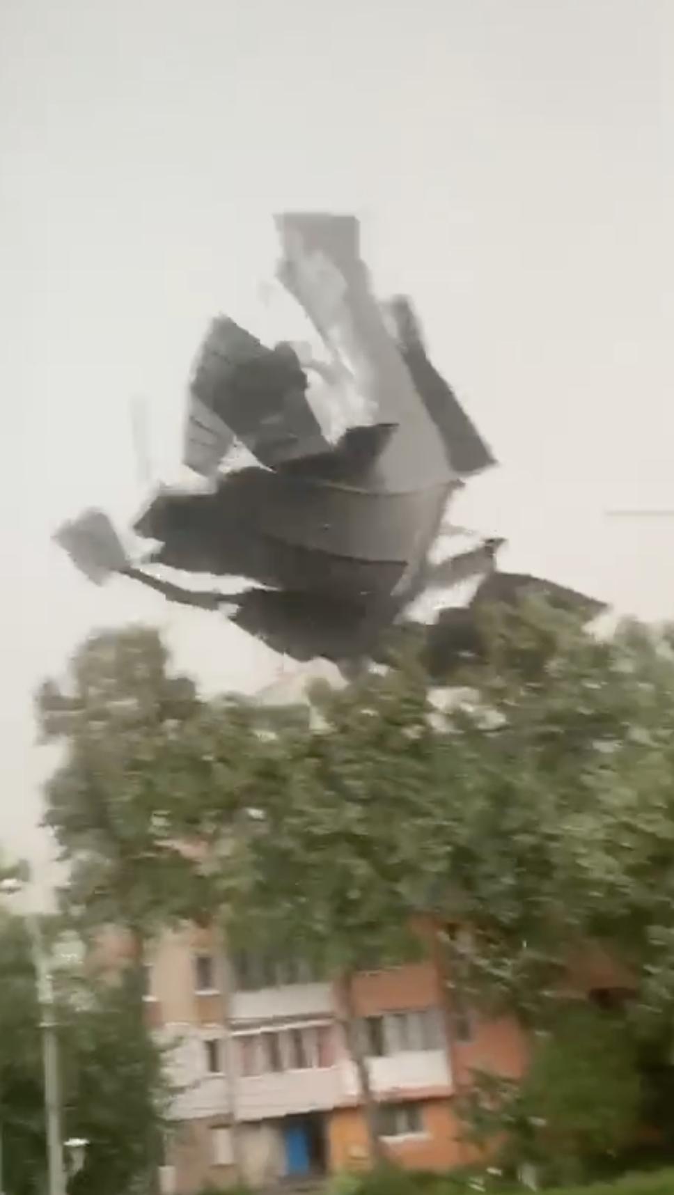 Furtuna puternică a făcut prăpăd în Hunedoara. Maşini distruse, copaci smulşi și acoperişuri luate de vânt 846108