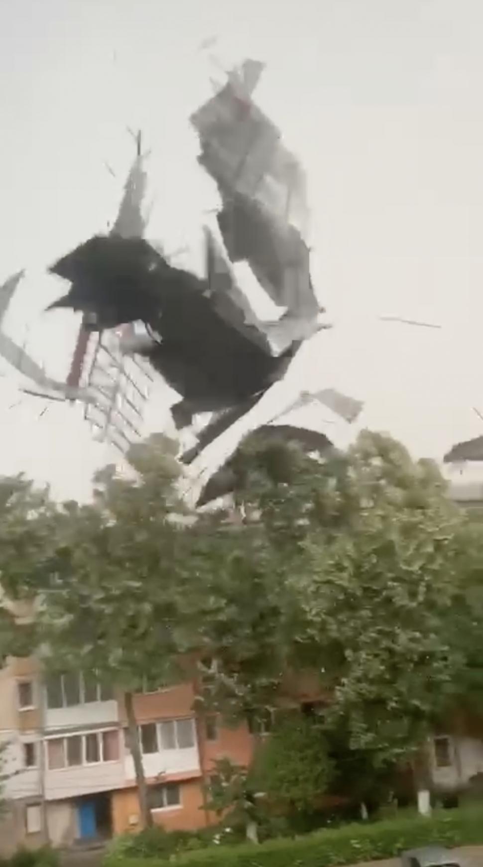 Furtuna puternică a făcut prăpăd în Hunedoara. Maşini distruse, copaci smulşi și acoperişuri luate de vânt 846109