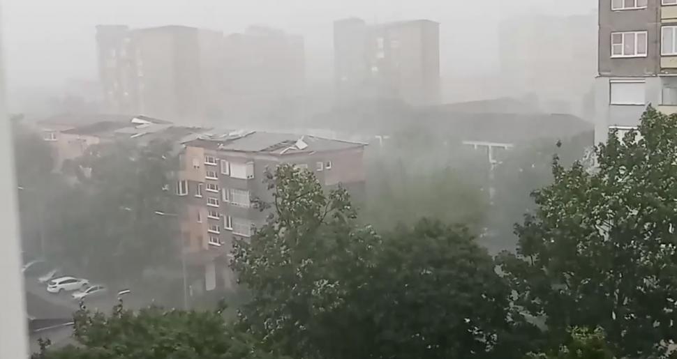 Furtuna puternică a făcut prăpăd în Hunedoara. Maşini distruse, copaci smulşi și acoperişuri luate de vânt 846110