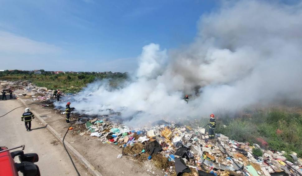 Incendiu în Ploiești. Mai multe tone de gunoi, depozitat ilegal, în flăcări 846147
