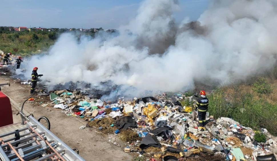 Incendiu în Ploiești. Mai multe tone de gunoi, depozitat ilegal, în flăcări 846148
