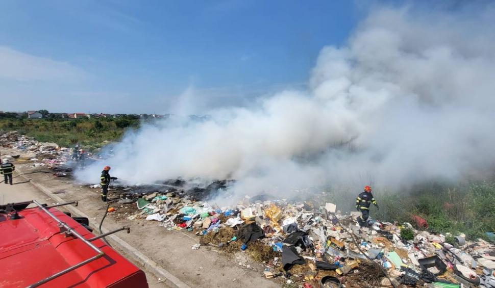 Incendiu în Ploiești. Mai multe tone de gunoi, depozitat ilegal, în flăcări 846150