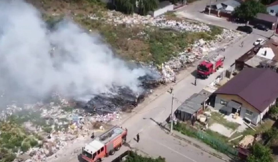 Incendiu în Ploiești. Mai multe tone de gunoi, depozitat ilegal, în flăcări