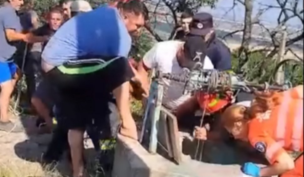 Operațiune de salvare la Botoșani pentru un bărbat care a căzut într-o fântână, unde intrase să salveze o pisică