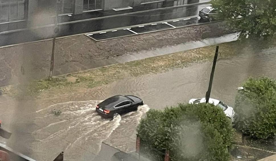 Imagini cu urgia care a lovit vestul țării: Peste 80 de apeluri la ISU, copaci căzuți peste mașini și străzi inundate 846183