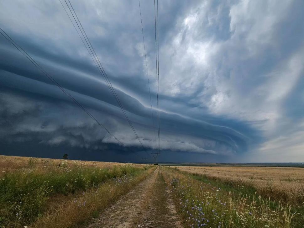 Fenomen meteo impresionant, pe cerul României! Fotografiile cu norii ciudați au ajuns virale pe internet 846302