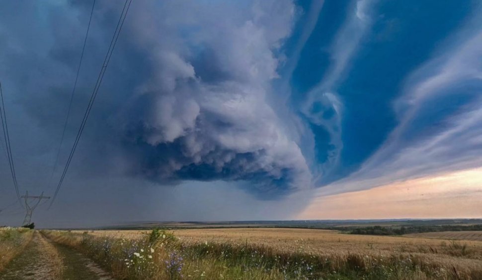 Fenomen meteo impresionant, pe cerul României! Fotografiile cu norii ciudați au ajuns virale pe internet