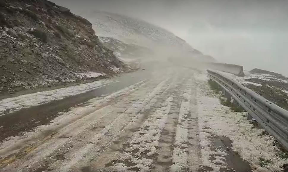 Furtună puternică în Masivul Parâng, cu grindină și scurgeri de pietre de pe versanți. Carosabilul, acoperit de un strat de gheață 846434