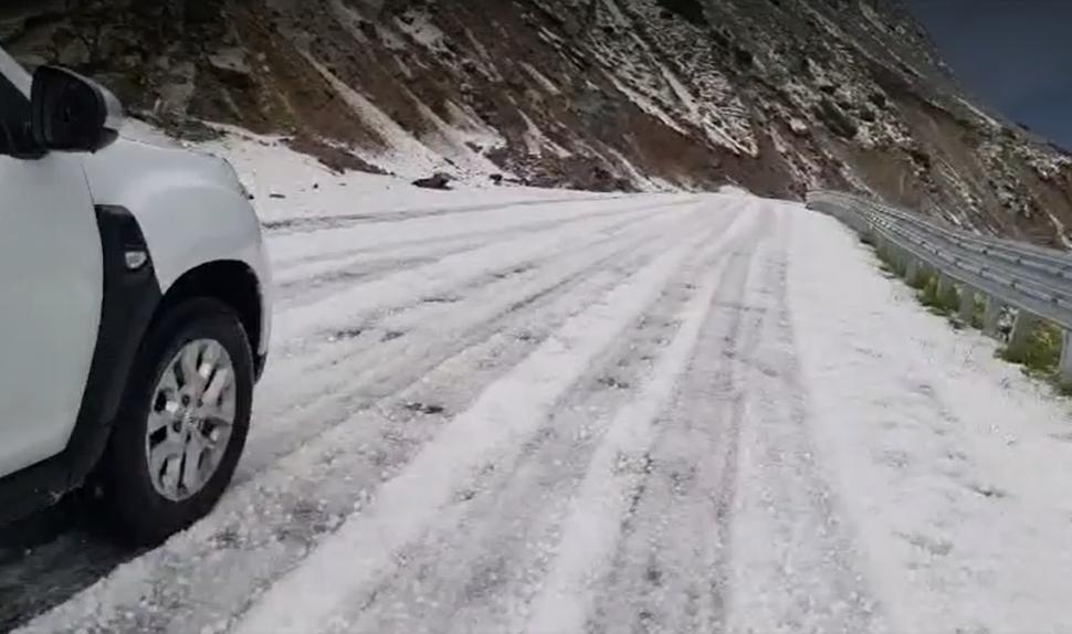 Furtună puternică în Masivul Parâng, cu grindină și scurgeri de pietre de pe versanți. Carosabilul, acoperit de un strat de gheață 846435