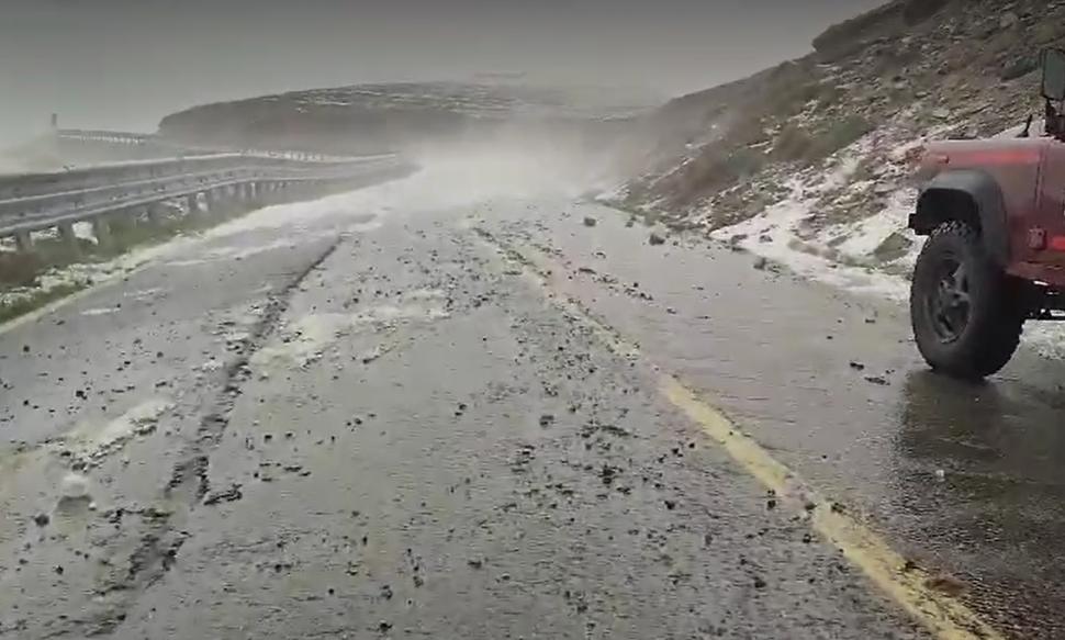 Furtună puternică în Masivul Parâng, cu grindină și scurgeri de pietre de pe versanți. Carosabilul, acoperit de un strat de gheață 846436