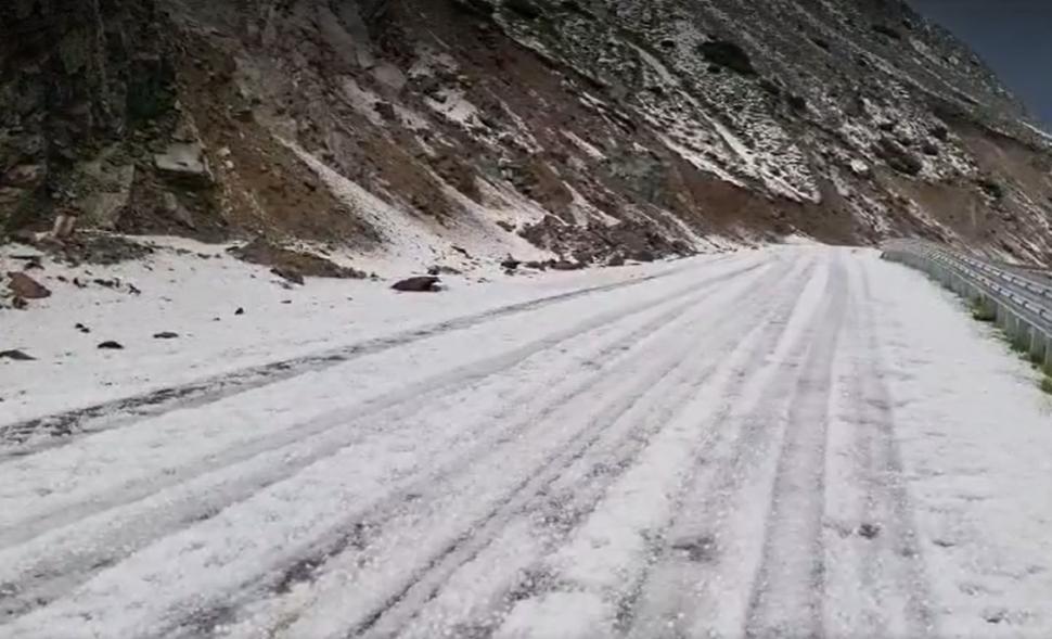 Furtună puternică în Masivul Parâng, cu grindină și scurgeri de pietre de pe versanți. Carosabilul, acoperit de un strat de gheață 846437