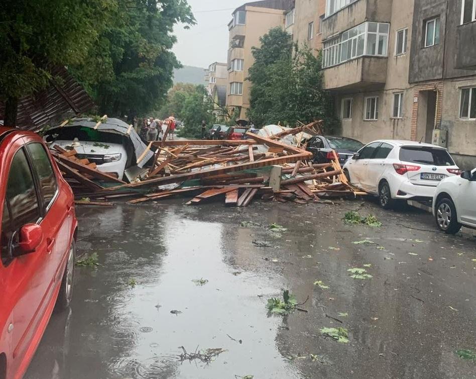 Furtuna puternică a făcut prăpăd în Bistrița. Un copac a căzut peste o mașină în care se aflau două fete | Operațiune de salvare cu militari 846366
