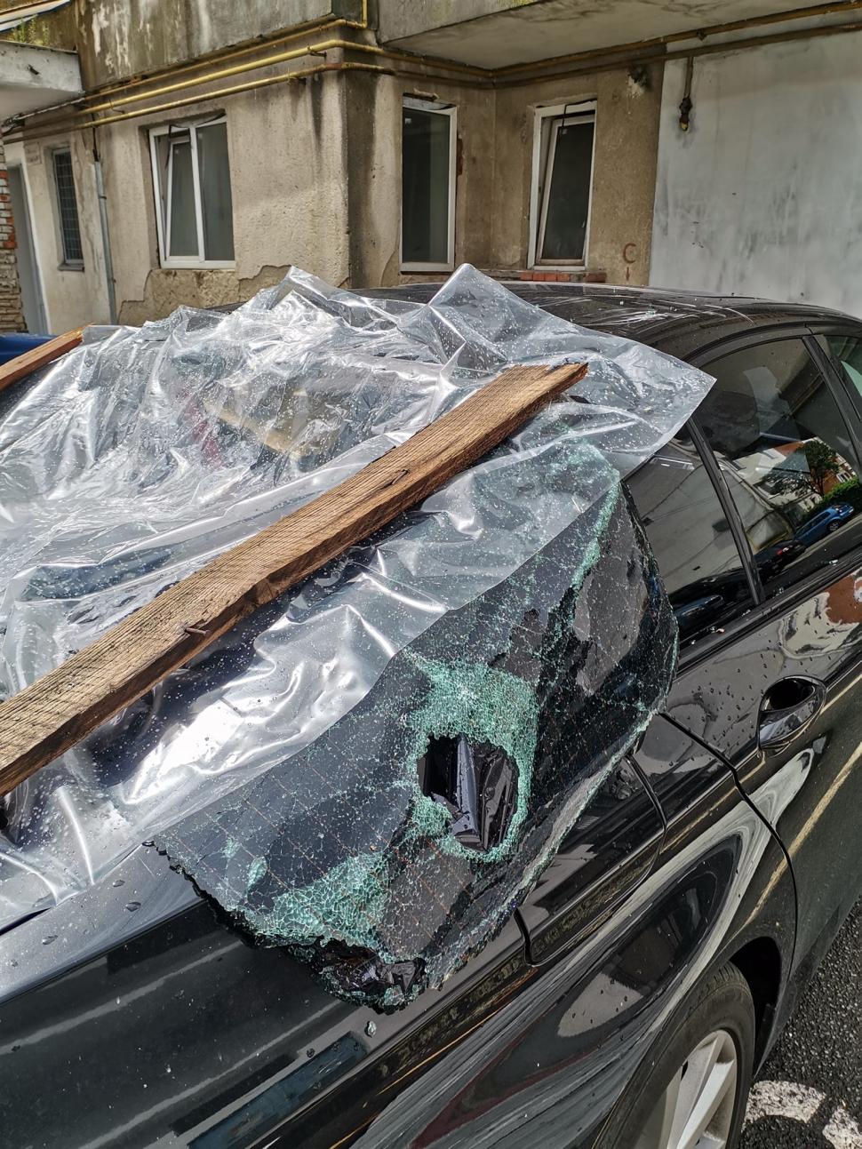 Furtuna puternică a făcut prăpăd în Bistrița. Un copac a căzut peste o mașină în care se aflau două fete | Operațiune de salvare cu militari 846367