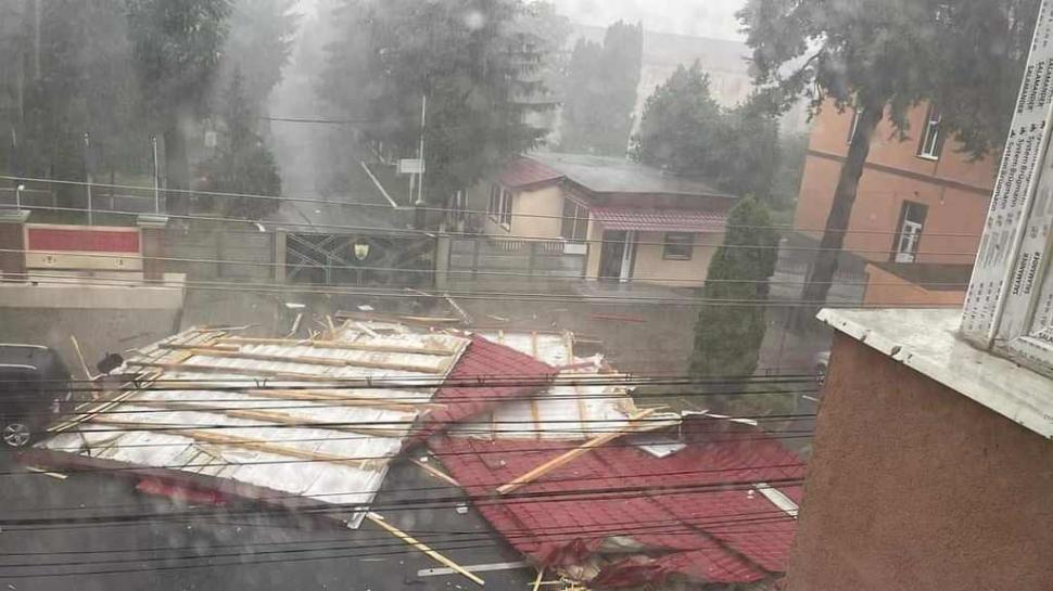 Furtuna puternică a făcut prăpăd în Bistrița. Un copac a căzut peste o mașină în care se aflau două fete | Operațiune de salvare cu militari 846369