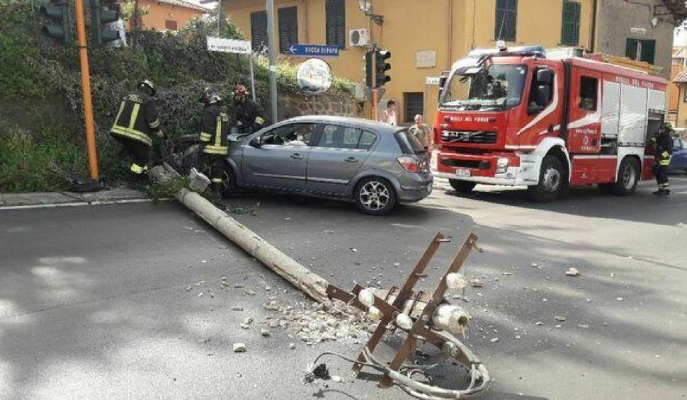 Un român a lăsat fără curent un cartier întreg din Italia, după ce a intrat cu mașina într-un stâlp de electricitate