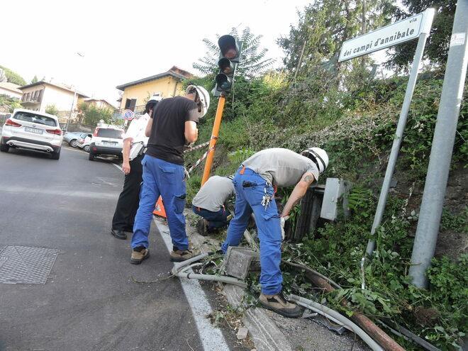 Un român a lăsat fără curent un cartier întreg din Italia, după ce a intrat cu mașina într-un stâlp de electricitate 846386