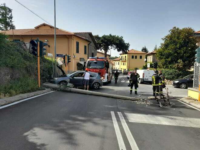 Un român a lăsat fără curent un cartier întreg din Italia, după ce a intrat cu mașina într-un stâlp de electricitate 846387