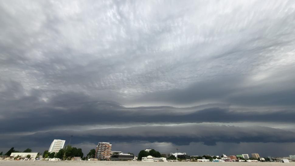 Atenţionare meteo ANM imediată! Cod portocaliu de ploi și vijelii puternice pe litoral 846465