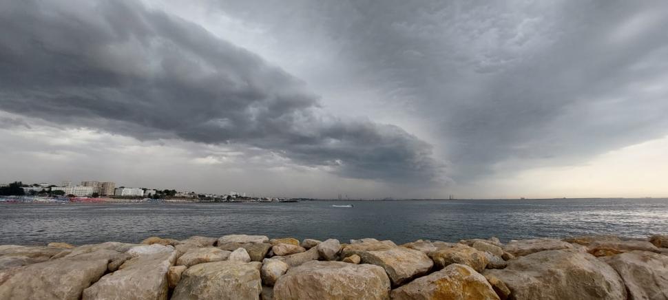 Atenţionare meteo ANM imediată! Cod portocaliu de ploi și vijelii puternice pe litoral 846471