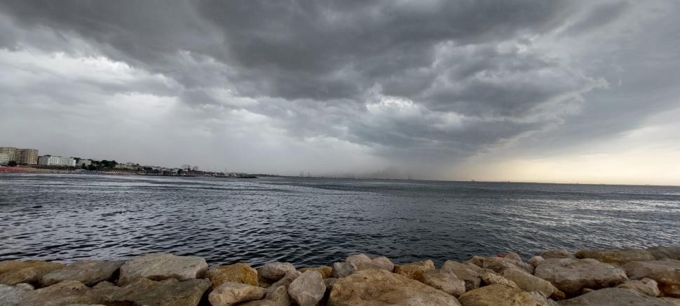 Atenţionare meteo ANM imediată! Cod portocaliu de ploi și vijelii puternice pe litoral 846473