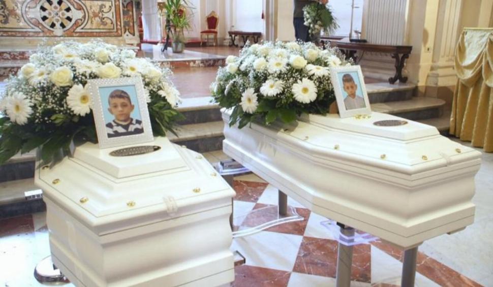 "Unde te duci, copilul meu? Aşteaptă-mă şi pe mine”. Durere fără margini la înmormântarea celor doi fraţi, Daniel şi Ştefan, care s-au înecat în Italia 846540