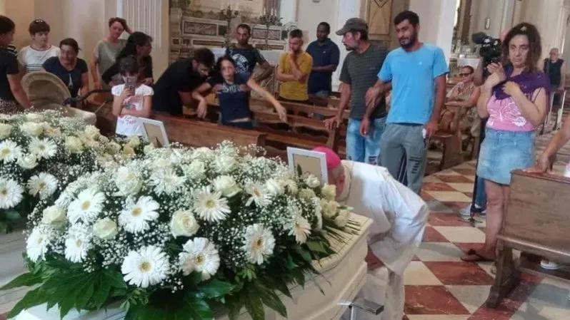 "Unde te duci, copilul meu? Aşteaptă-mă şi pe mine”. Durere fără margini la înmormântarea celor doi fraţi, Daniel şi Ştefan, care s-au înecat în Italia 846541