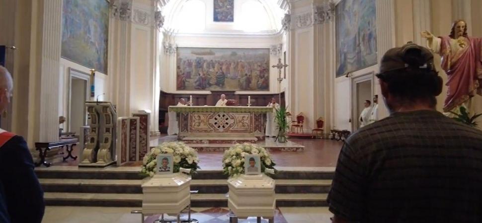 "Unde te duci, copilul meu? Aşteaptă-mă şi pe mine”. Durere fără margini la înmormântarea celor doi fraţi, Daniel şi Ştefan, care s-au înecat în Italia 846543